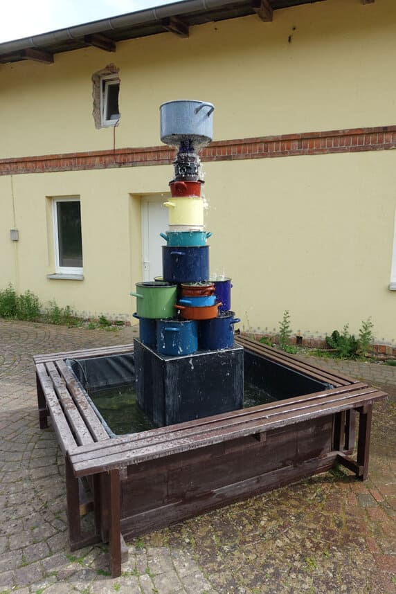 Brunnen aus Kochtöpfen